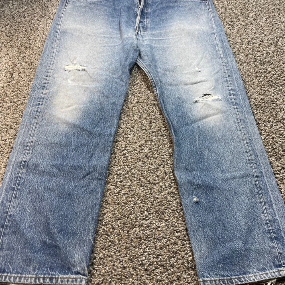 Vintage Levi's 501 Men's 36x28 Jeans USA Made Distressed Button Fly Light Wash - Picture 4 of 13